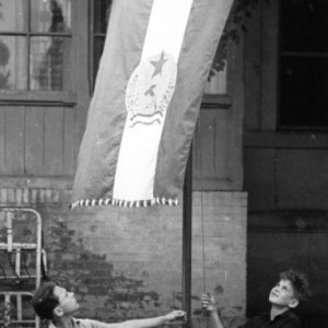 Szeged, Boldogasszony sugárút, MÁV Nevelőintézet udvara, zászlófelvonás- 1956 (Forrás: Fortepan/Baráth Endre)
